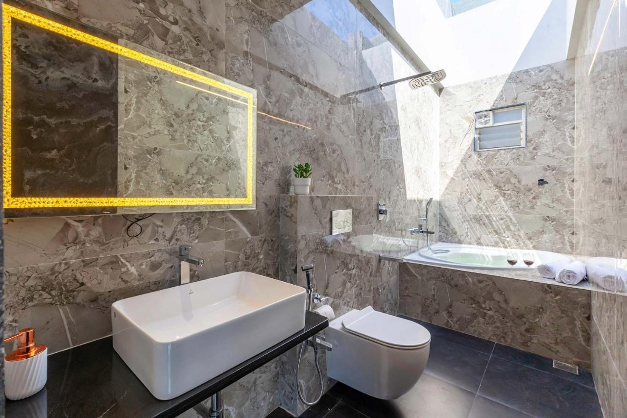 Stayvista'S Bellisimo Panorama - Lakeside Oasis With Infinity Pool, Modern Interiors, Open-To-Sky Bathtub, And Lush Green Lawn Nashik Exterior foto